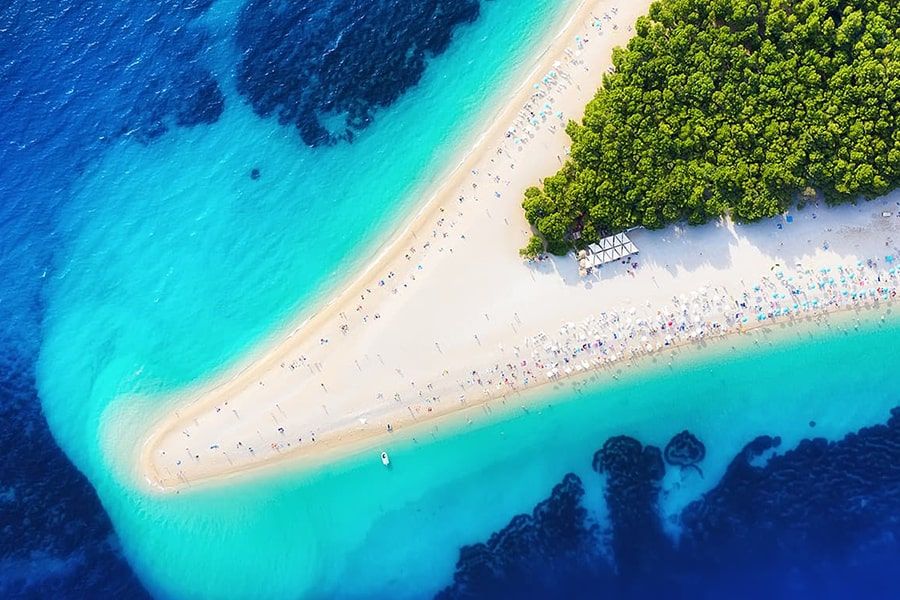 Der Strand Zlatni rat aus der Luft
